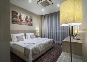 Postel nebo postele na pokoji v ubytování Košice Hotel