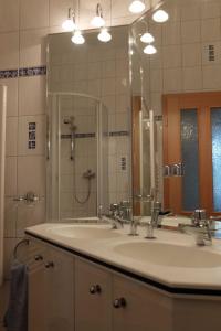 Ein Badezimmer in der Unterkunft Haus Lucie