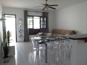 ein Wohnzimmer mit einem Esstisch und Stühlen in der Unterkunft Casa Mi Lanzarote in Playa Honda