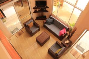 vistas panorámicas a una sala de estar con sofá y sillas en Rosanna's Pension en El Nido