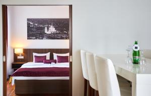 Ένα ή περισσότερα κρεβάτια σε δωμάτιο στο 12 Revay Hotel