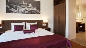 Ένα ή περισσότερα κρεβάτια σε δωμάτιο στο 12 Revay Hotel