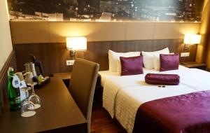 Ένα ή περισσότερα κρεβάτια σε δωμάτιο στο 12 Revay Hotel