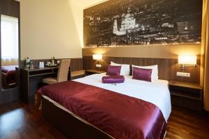 Ένα ή περισσότερα κρεβάτια σε δωμάτιο στο 12 Revay Hotel