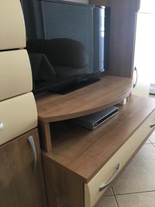 Μια τηλεόραση ή/και κέντρο ψυχαγωγίας στο Apartment Jadranka