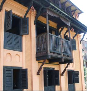 ein Gebäude mit einem Balkon an der Seite in der Unterkunft Gaun Ghar Pvt Ltd in Bandipur