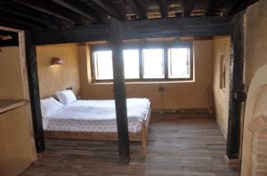 Ein Bett oder Betten in einem Zimmer der Unterkunft Gaun Ghar Pvt Ltd