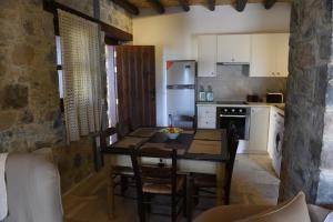 eine Küche und ein Esszimmer mit einem Tisch und Stühlen in der Unterkunft Spiti tis Irinis in Pedoulas