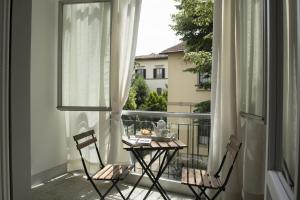 フィレンツェにあるcasa svevaのバルコニー(テーブル、椅子2脚、窓付)