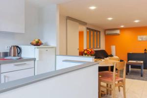 cocina con encimera y mesa en una habitación en B&B chez Didier et Catherine, en Ittenheim