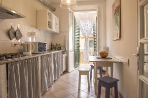 A kitchen or kitchenette at casa sveva