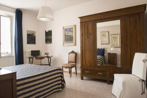 フィレンツェにあるcasa svevaのベッドルーム1室(ベッド1台、ドレッサー、デスク付)