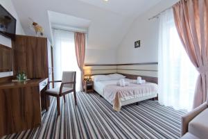 Un pat sau paturi într-o cameră la Pensjonat Łysica Wellness & Spa