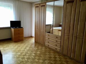 LirstalにあるModern apartment with 2 bathrooms in Lirstalのベッドルーム1室(ベッド1台、ドレッサー、鏡付)