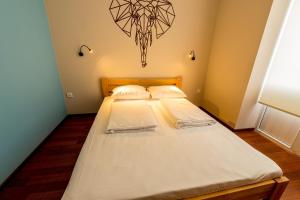 Postel nebo postele na pokoji v ubytování SAHIL Hostel & Hotel