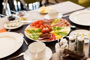 una mesa con un plato de comida en una mesa en BH Kristály, en Debrecen