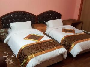 מיטה או מיטות בחדר ב-Crystal Hotel فندق كريستال