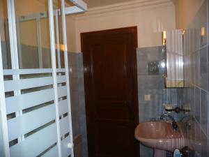 ヴィドーバンにあるLe coin tranquilleのバスルーム(洗面台、鏡付)