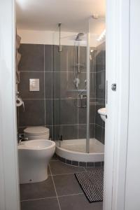 サレルノにあるArcadia 55のバスルーム(シャワー、トイレ、シンク付)