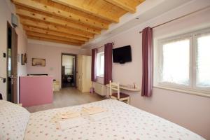TV a/nebo společenská místnost v ubytování B&B La Vecchia Tipografia - Lago D'Idro