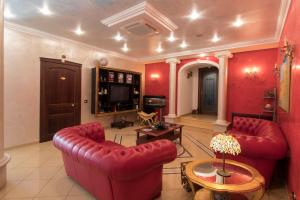 a living room with red walls and red furniture at Villa Margherita in Pozzallo