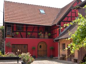 una casa roja con techo rojo en Bed`Zel Home, en Ingersheim