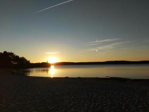 einen Sonnenuntergang am Strand mit Sonnenuntergang in der Unterkunft MOBIL HOME 43 dans Camping 4 Etoiles in Gastes