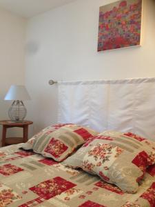 1 dormitorio con 1 cama con 2 almohadas en Chastel, en Aix-en-Provence