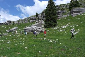 un grupo de personas caminando por una colina en Albergo Trattoria Speranza, en Foza