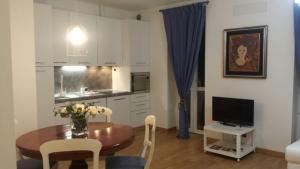 サンレモにあるVilla Monteggiaのリビングルーム(テーブル付)、キッチン