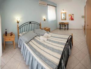 een slaapkamer met een groot bed in een kamer bij Nephele Apartments in Faliraki