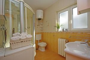 Ένα μπάνιο στο Beachfront Apartment +17 φωτογραφίες