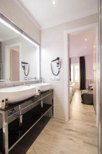 łazienka z umywalką i dużym lustrem w obiekcie Vatican Relais Rome Suite w Rzymie +89 zdjęć