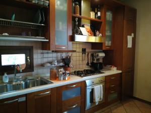 uma cozinha com um lavatório e um fogão em Casa Maia em Pádua