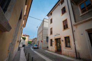 eine Gasse mit Gebäuden und einem Auto auf einer Straße in der Unterkunft Hotel Marco Polo in Verona