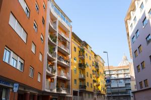 une rangée de grands bâtiments dans une ville dans l'établissement Malkavacanze B&B, à Rome