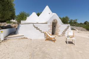 małą białą kaplicę ze stołem i krzesłem w obiekcie Villa Sogno Bianco by BarbarHouse w mieście Ostuni
