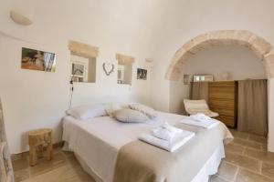sypialnia z łóżkiem z 2 poduszkami w obiekcie Villa Sogno Bianco by BarbarHouse w mieście Ostuni +37 zdjęć