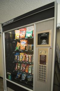 einen Automaten mit vielen Snacks in der Unterkunft Motel 8 Rock Springs in Rock Springs