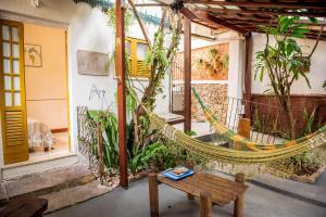 una hamaca en el medio de una habitación con plantas en Casa do Jardim, en Río de Janeiro