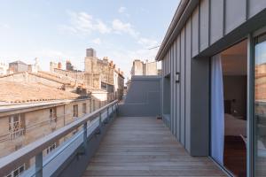 un balcon avec vue sur la ville dans l'établissement LOFT luxe hyper centre: terrasse/piscine/ salle de sport, à Bordeaux