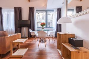 un salon avec une table et un canapé dans l'établissement LOFT luxe hyper centre: terrasse/piscine/ salle de sport, à Bordeaux