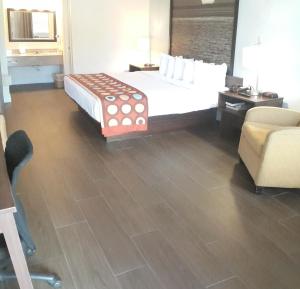 una camera d'albergo con letto e divano di Super 8 by Wyndham Florida City/Homestead/Everglades a Florida City