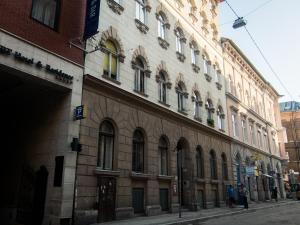 un gran edificio al costado de una calle en Goldcentral Apartment Grand Boulevard In The Heart Of The City, en Budapest