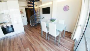 una cucina e una sala da pranzo con tavolo e sedie di Apartment Ski Marilleva 1400 a Marilleva