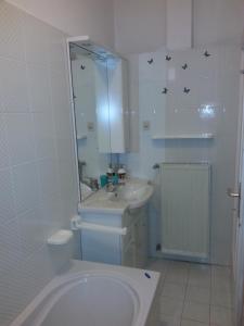 ナーゴ・トルボレにあるAppartamento Villa Olivoの白いバスルーム(洗面台、トイレ付)