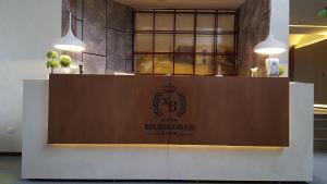 Hotel Vidikovac في زفورنيك: مكتب استقبال مع علامة للمطعم
