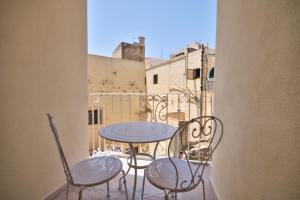 Balkon oz. terasa v nastanitvi Amazing 4-bedroom Sliema Town House with Jacuzzi