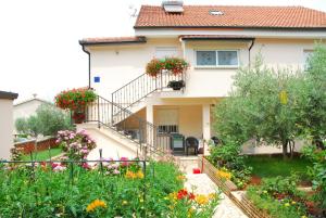 a house with flowers in the garden at Apartments Hortensia in Pula