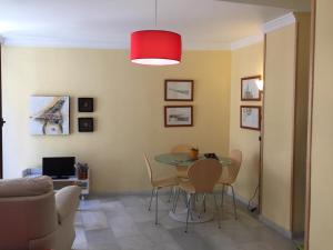 a dining room with a table and chairs at Apartamento Cuarto Real de Santo Domingo in Granada